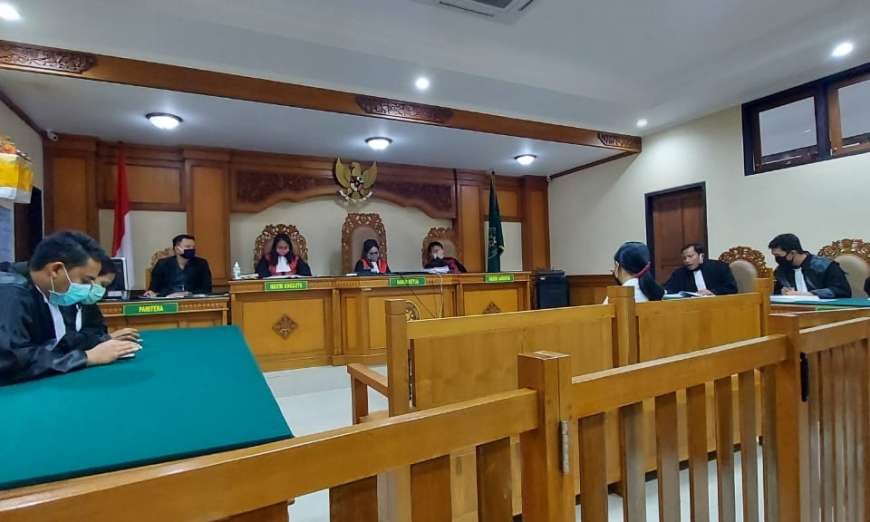 Bacakan Pledoi Gendo Mohon Bebaskan Teller Dari Segala 